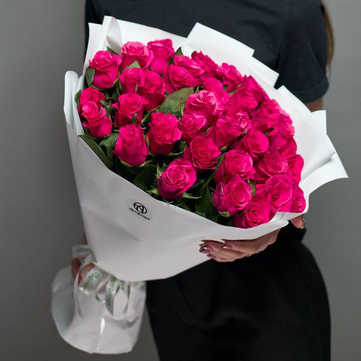 Corporate meeting room with precisely timed florals that stay elegant through the workday